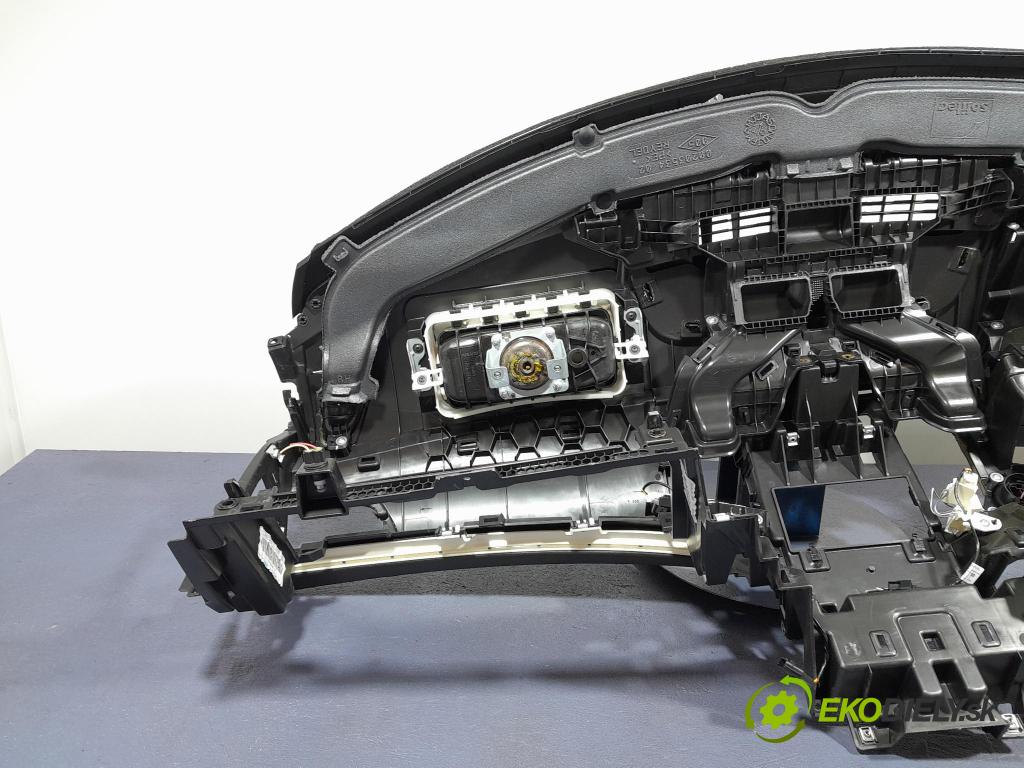 Renault Talisman 2016 kokpit,přistrojova deska