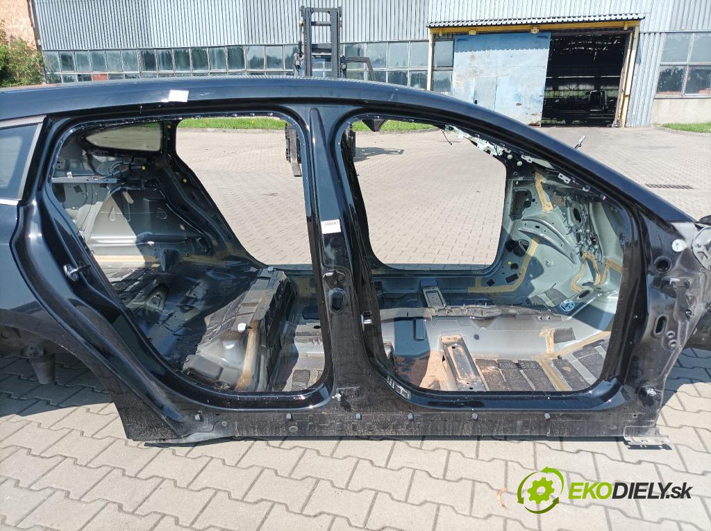 Ford Focus 2023 práh v pravo: