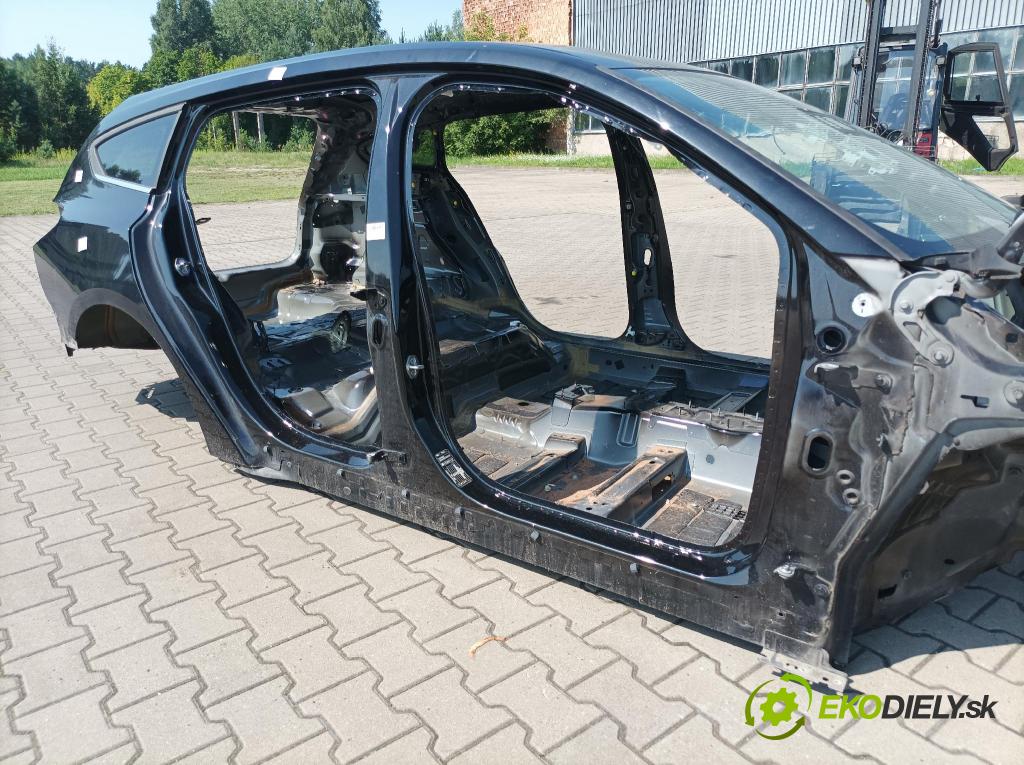 Ford Focus 2023 práh v pravo: