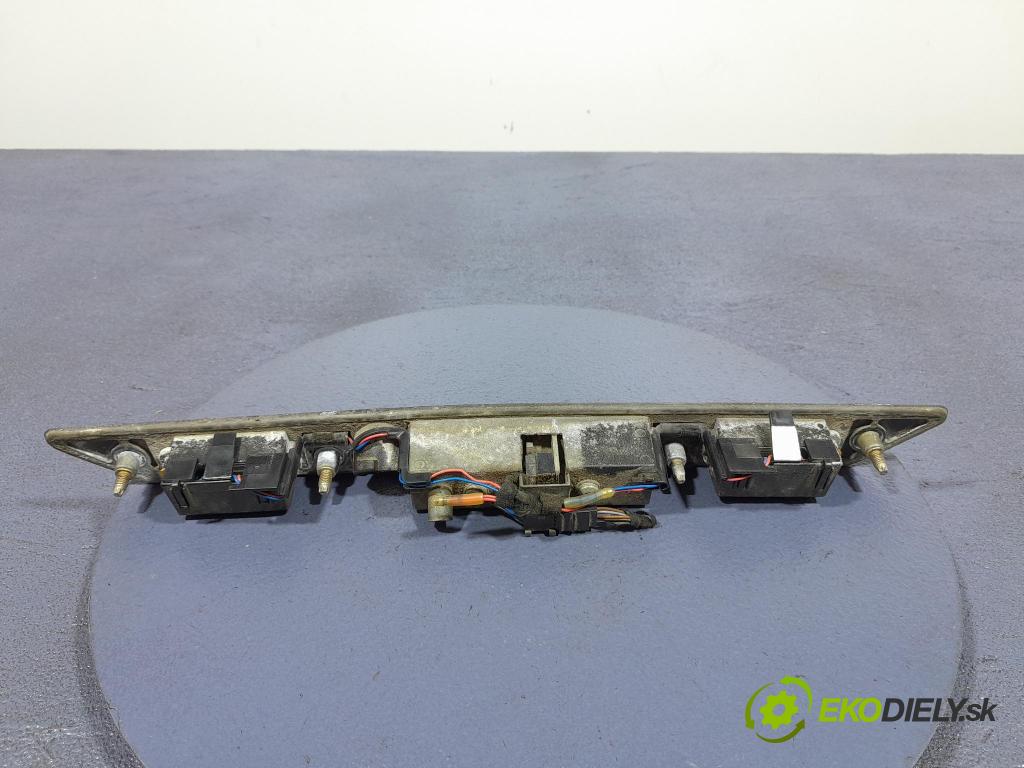 Audi A4 2002 zaslepka: Zad: 8E0827