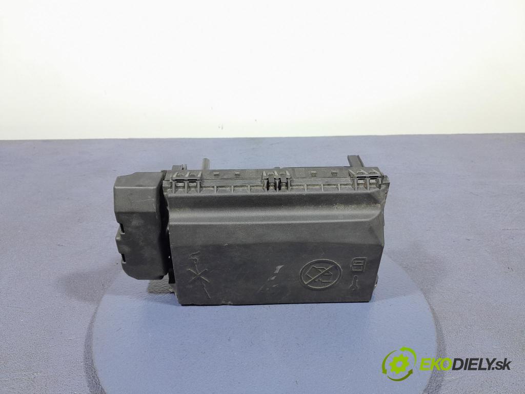 Opel Astra 2011 skříňka Pojistky 13343764