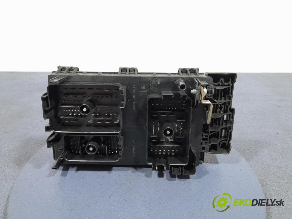 Opel Astra 2011 skříňka Pojistky 13343764