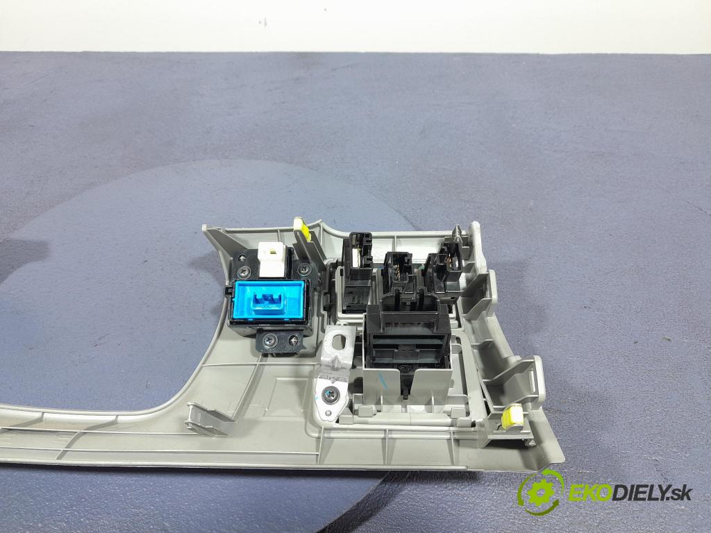 Lexus IS 2006 kryt Plast: Interiéry: 55045-53041
