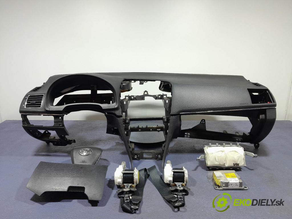 Toyota Avensis 2009 kokpit,přistrojova deska