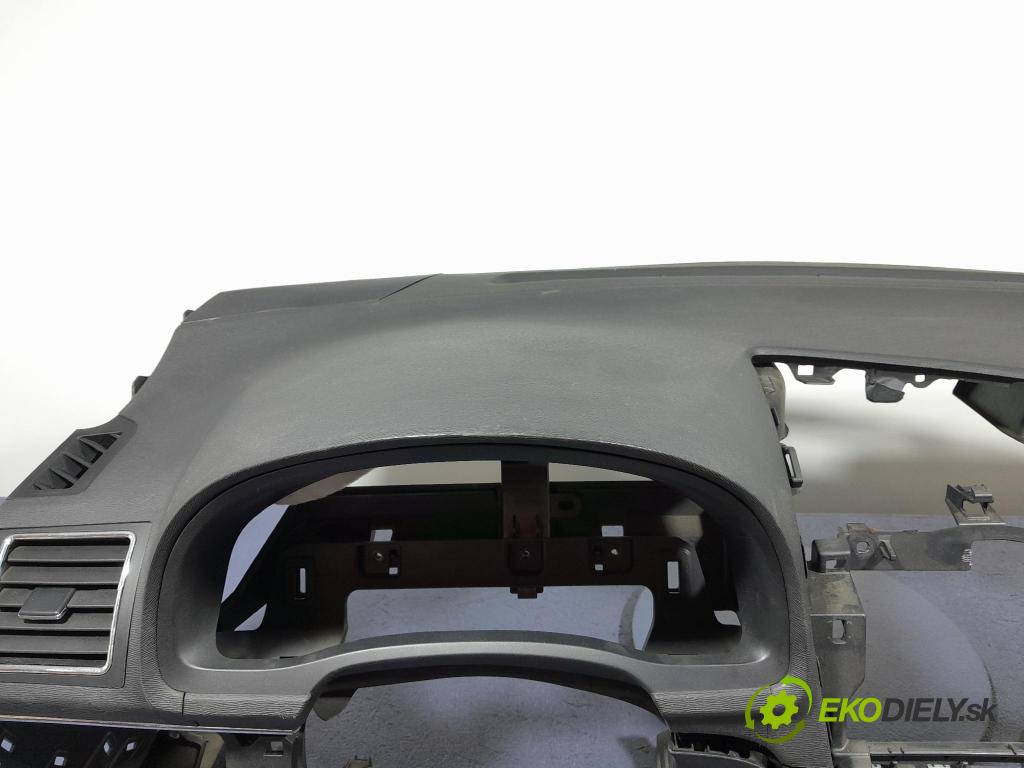 Toyota Avensis 2009 kokpit,přistrojova deska