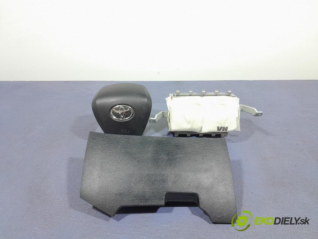 Toyota Avensis 2009 kokpit,přistrojova deska