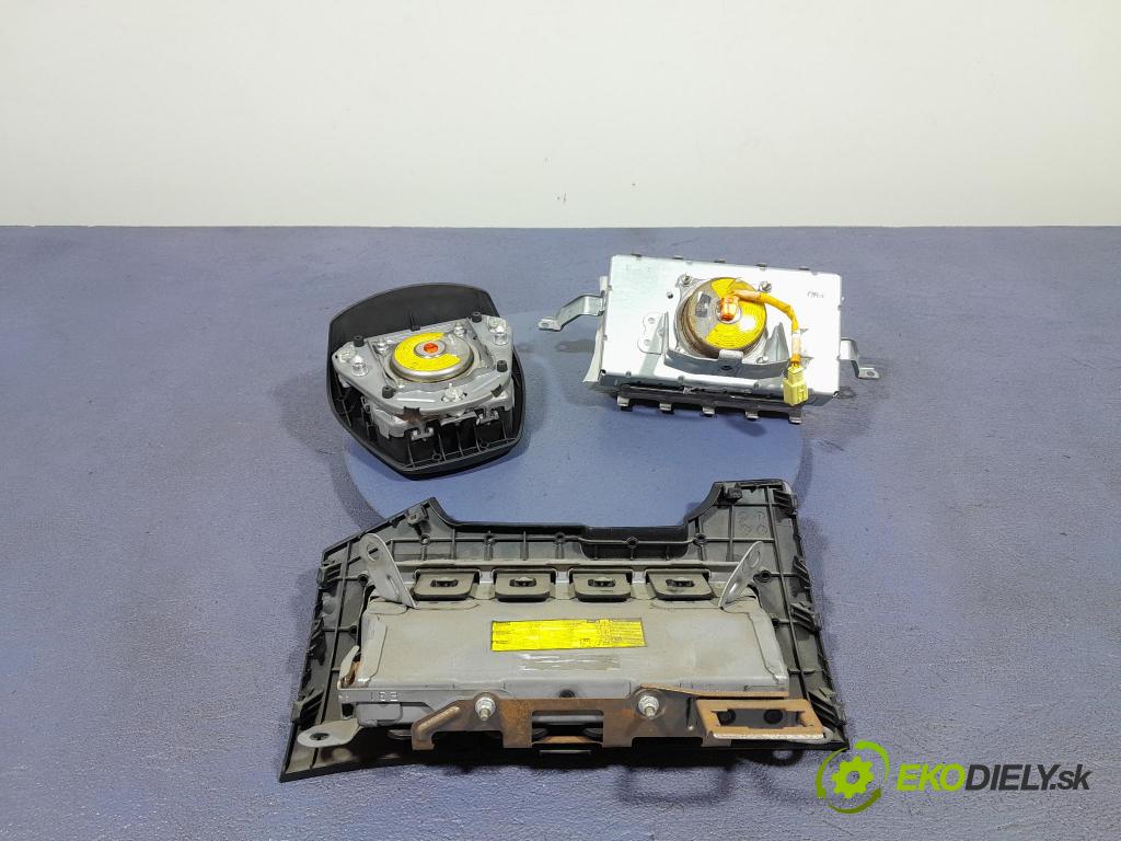 Toyota Avensis 2009 kokpit,přistrojova deska