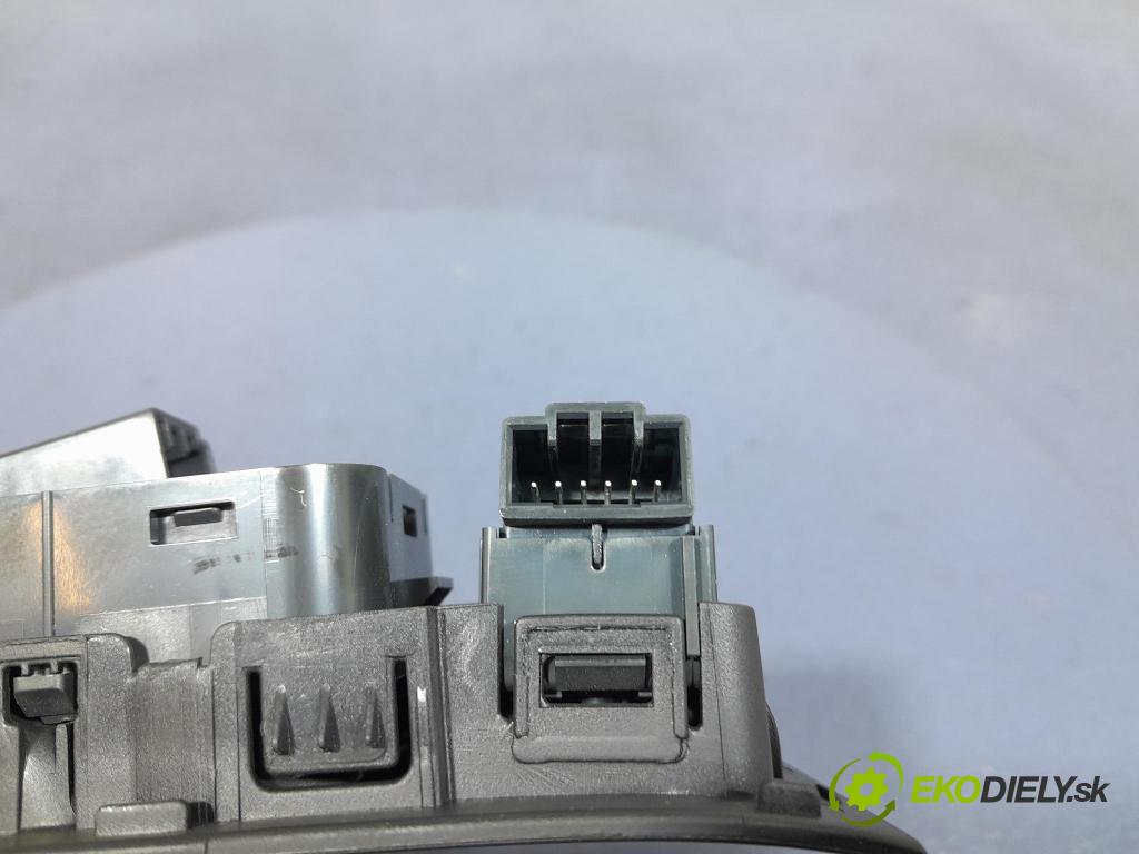 Volvo V40 2014 prepínač Okná: 31376496