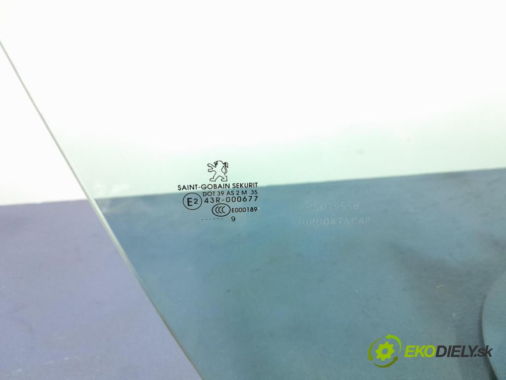 Peugeot 308 2009 sklo dvere Predné Prava: