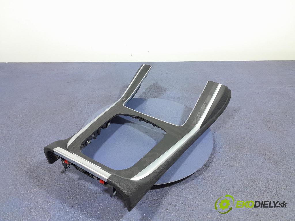 Bmw X7 2021 kryt Plast: Interiéry: