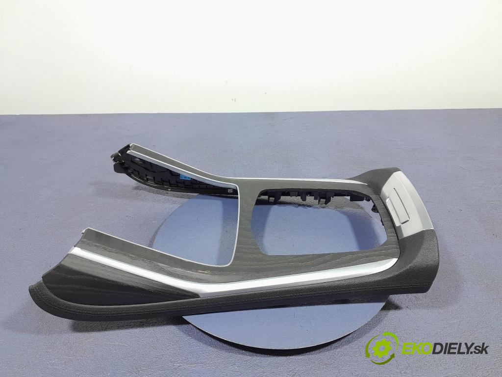 Bmw X7 2021 kryt Plast: Interiéry:
