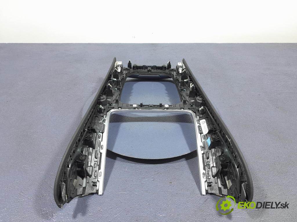 Bmw X7 2021 kryt Plast: Interiéry:
