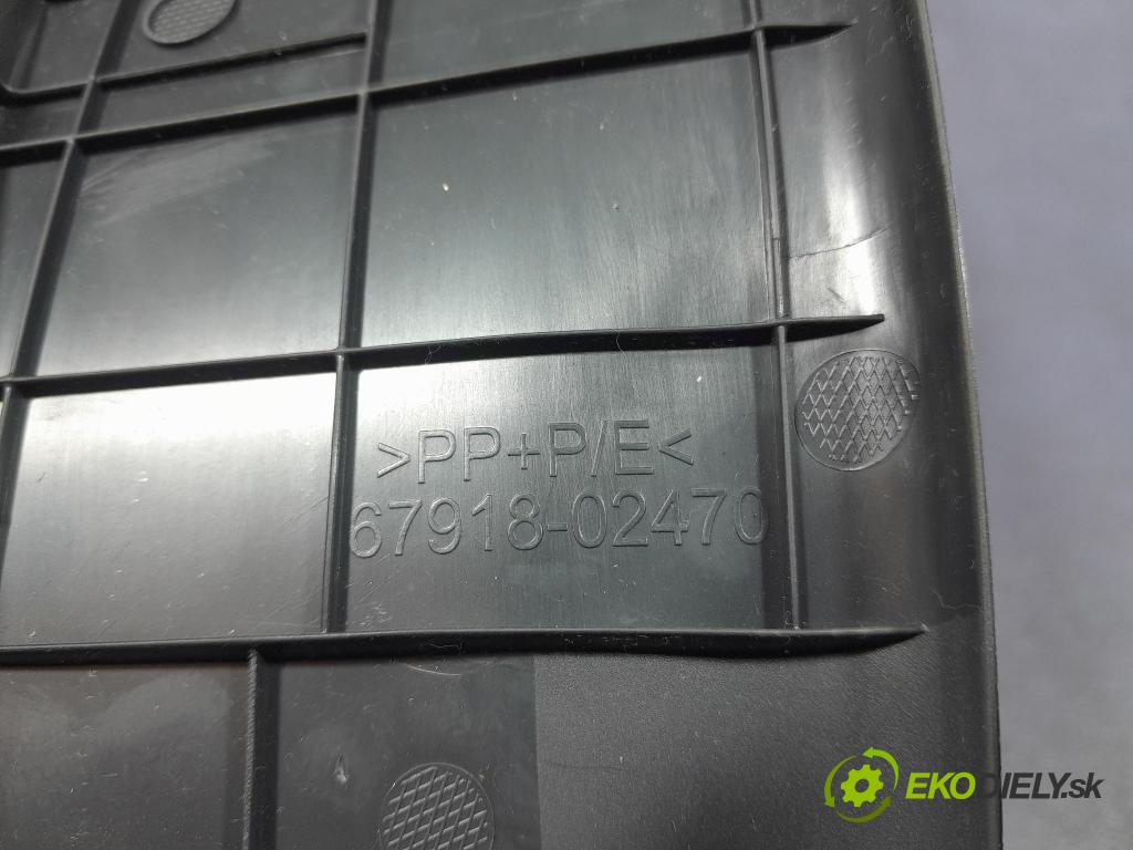 Toyota Corolla 2024 kryt Plast: Interiéry: 67918-02470
