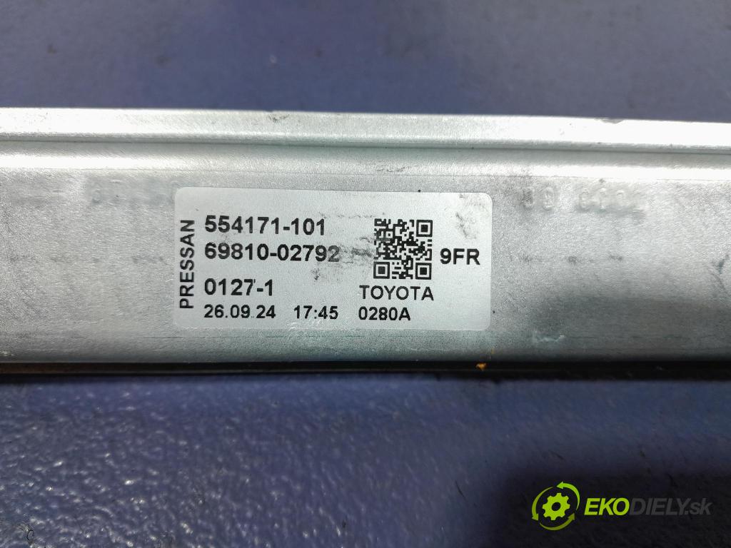Toyota Corolla 2024 mechanismus stahování Sklenka: před v pravo: 69810-02792