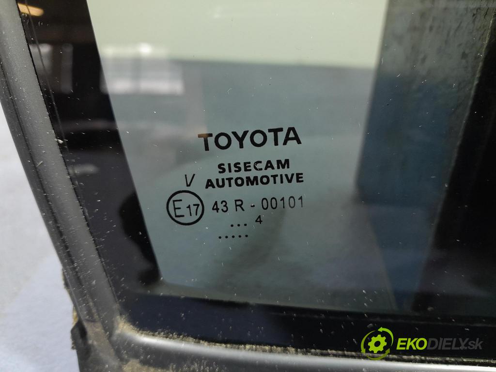 Toyota Corolla 2024 sklo dvere zad Prava: