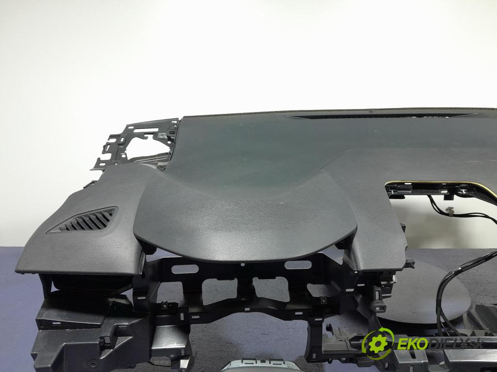 Toyota Corolla 2024 kokpit,pristrojová doska