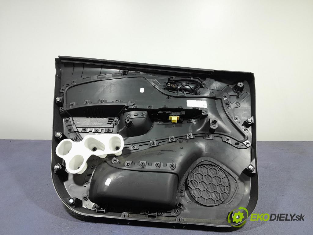 Renault Captur 2015 Čalounictví: dvere Predné Prava: