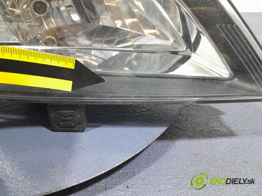 Kia Ceed 2010 Reflektor: v pravo:
