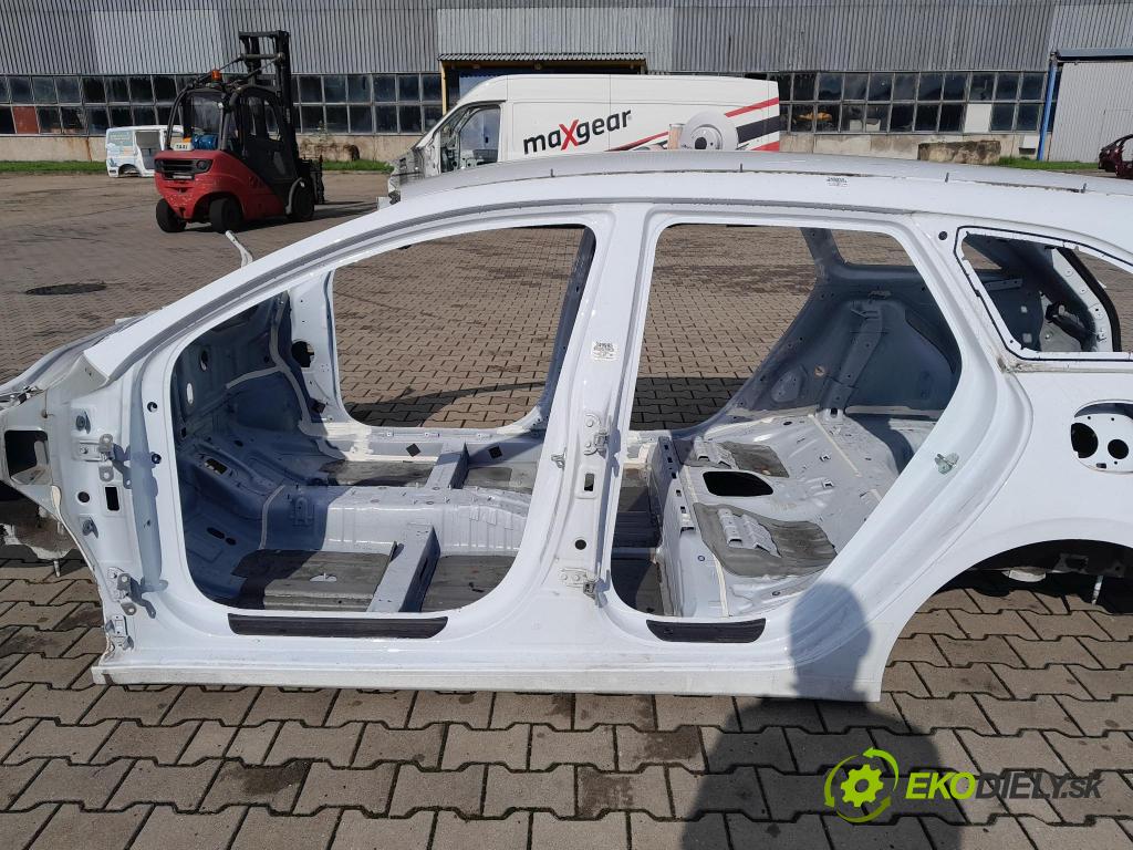 Kia Ceed 2023 Práh: Vľavo: