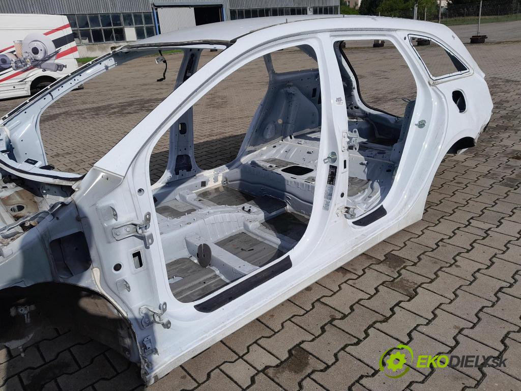 Kia Ceed 2023 práh Levý: 