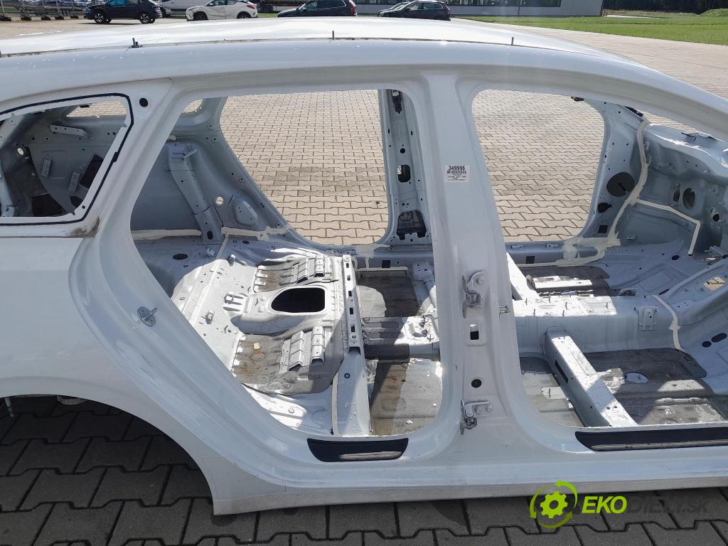 Kia Ceed 2023 práh v pravo: 