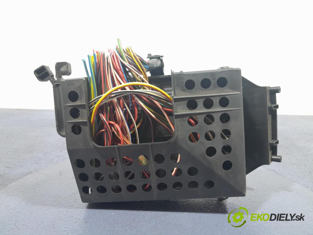 Smart Fortwo 2000 skříňka Pojistky 0001683V001