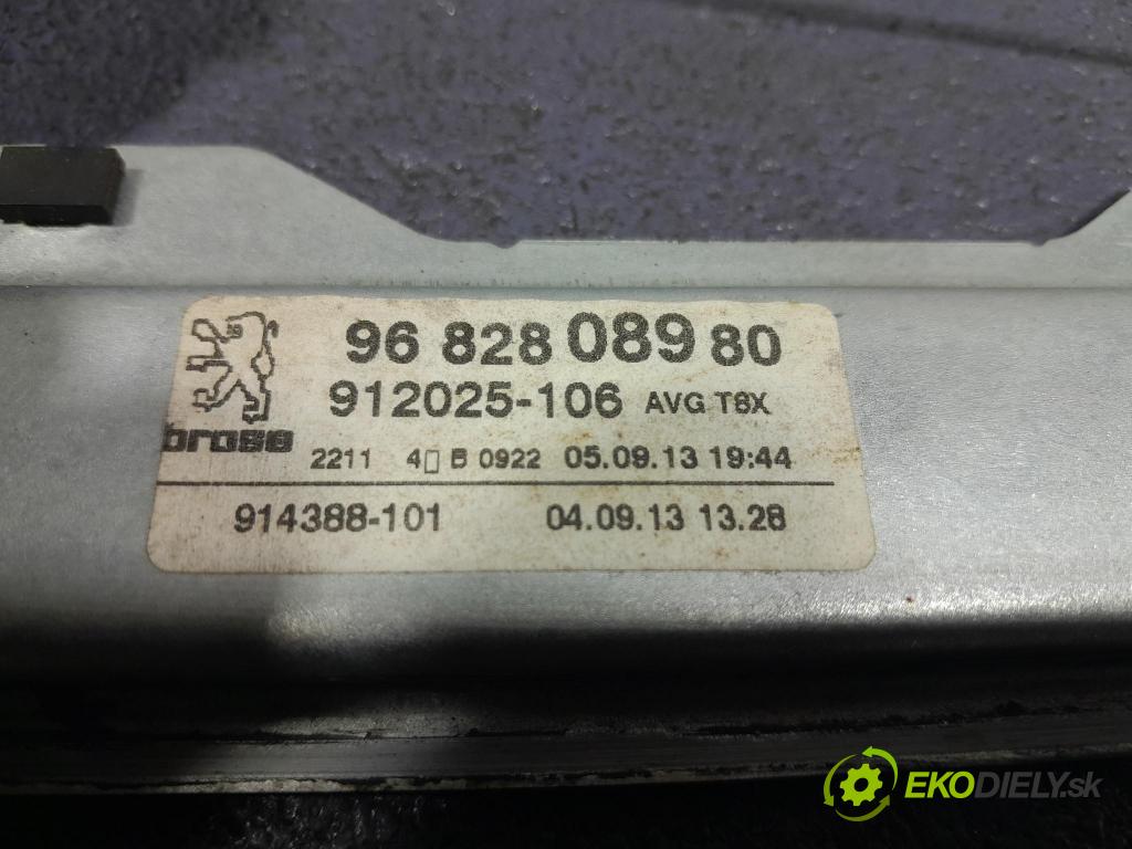 Peugeot 5008 2013 mechanismus stahování Sklenka: před Levý: 9682808980