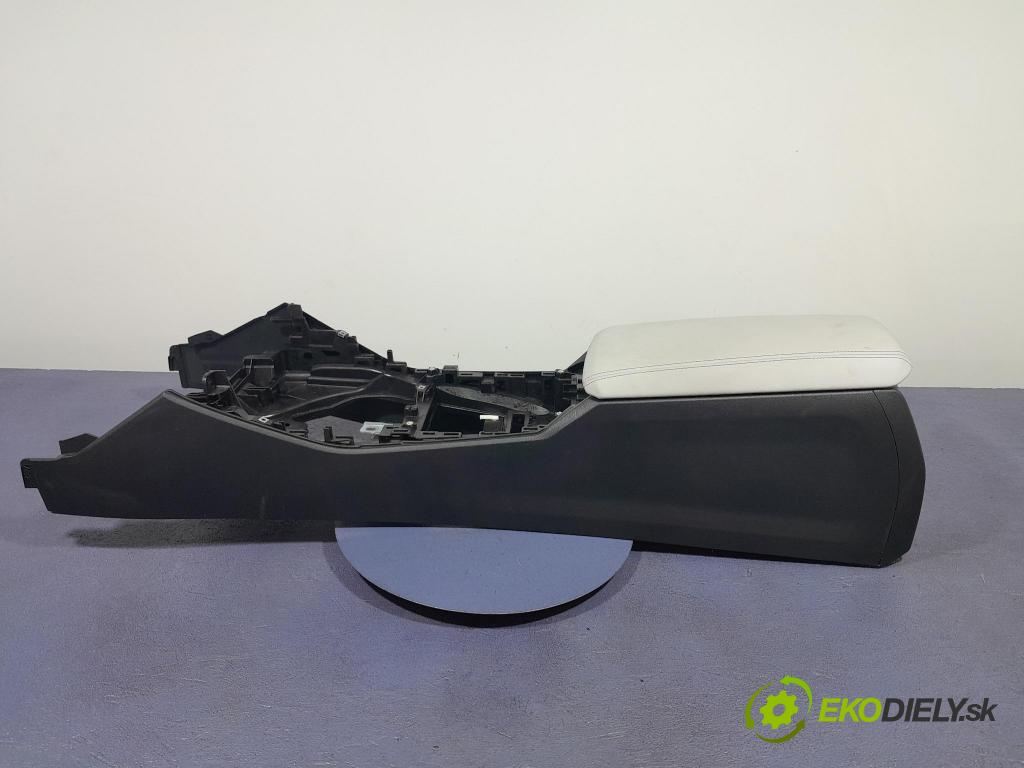 Bmw M4 2025 loketní opěrka 6806777