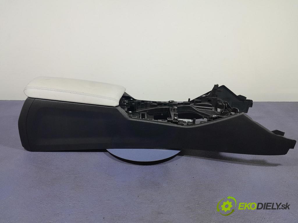 Bmw M4 2025 loketní opěrka 6806777