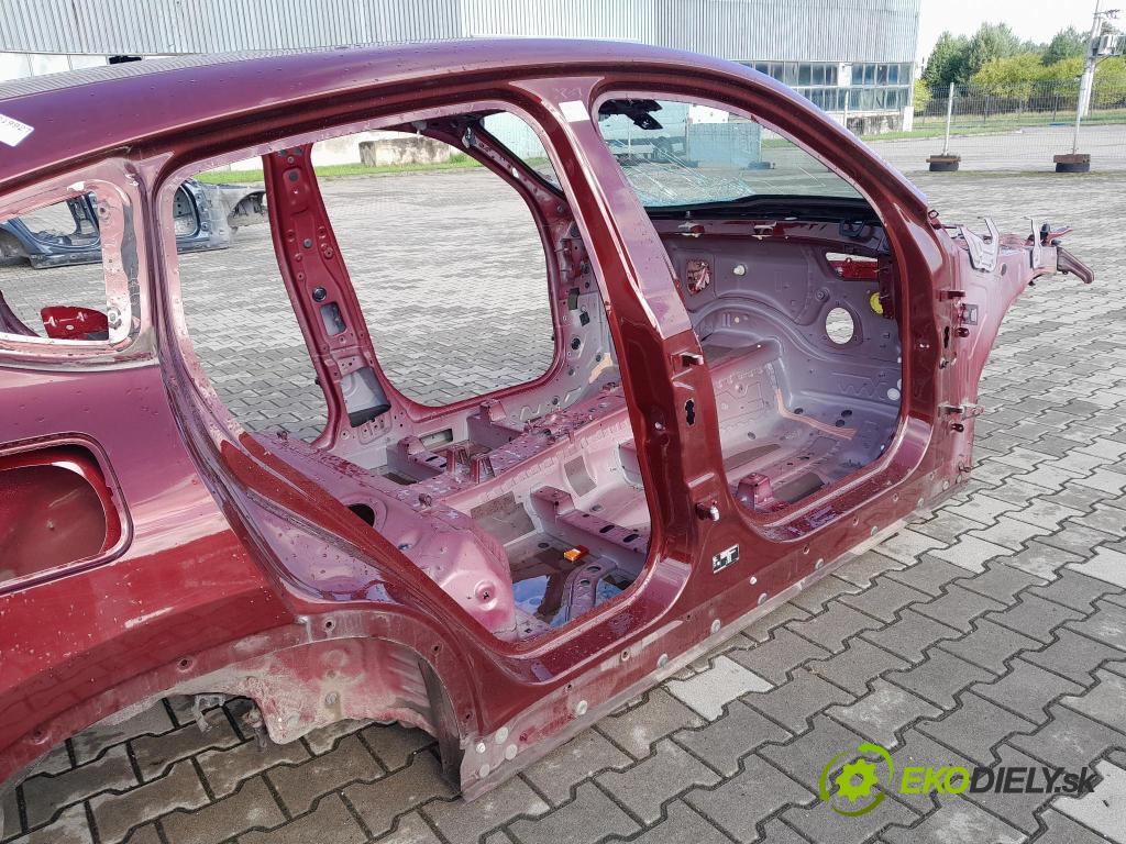 Bmw X4 2023 práh v pravo: 