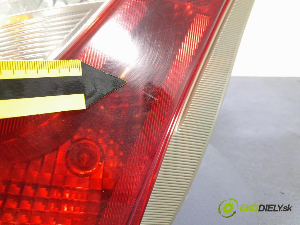 Toyota Yaris 2012 svetlo / reflektor zad Prava: Vonkajsia: