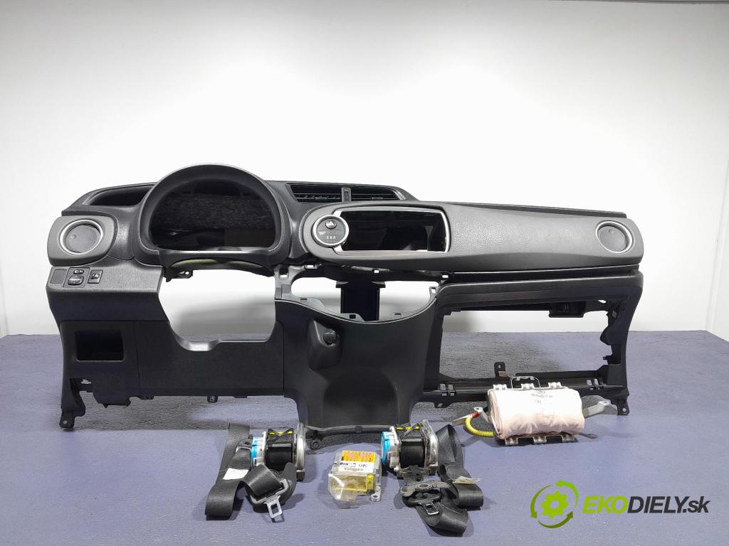 Toyota Yaris 2012 kokpit,pristrojová doska