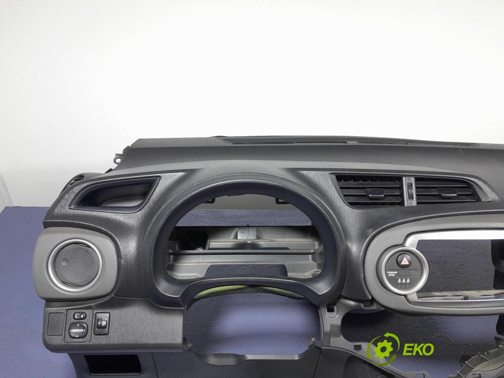 Toyota Yaris 2012 kokpit,pristrojová doska