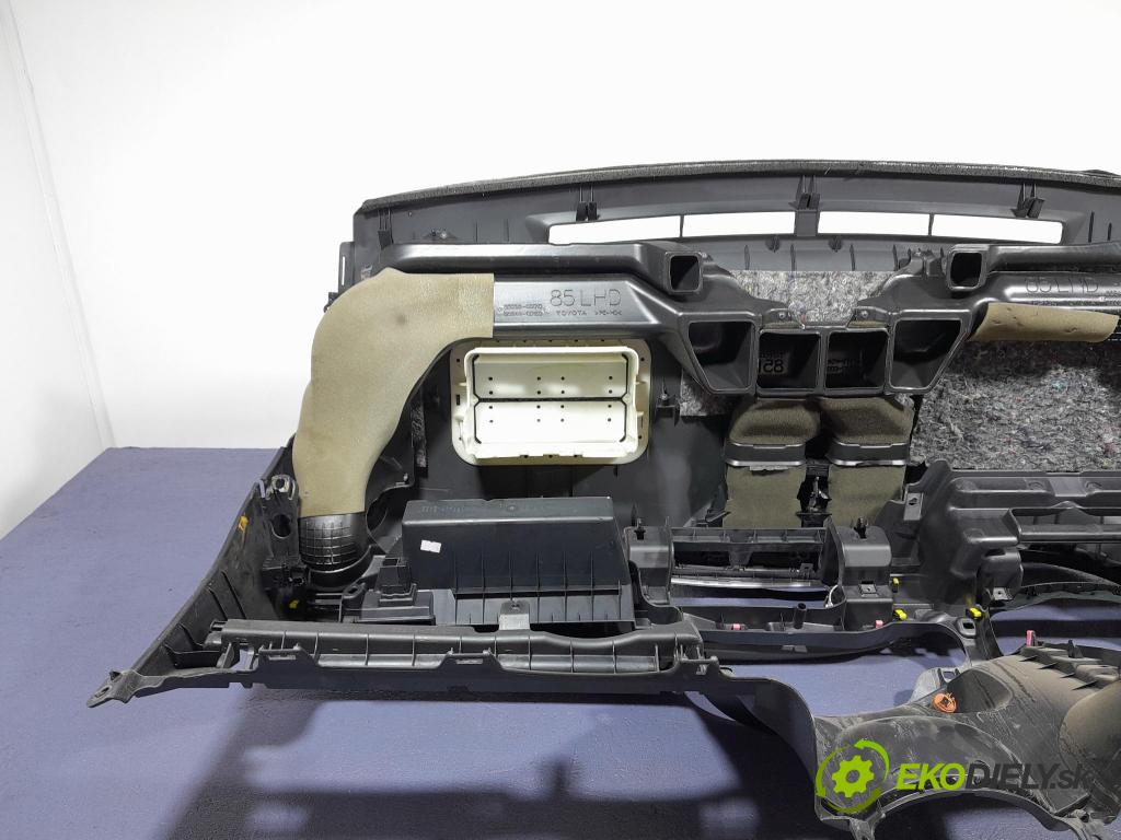 Toyota Yaris 2012 kokpit,pristrojová doska