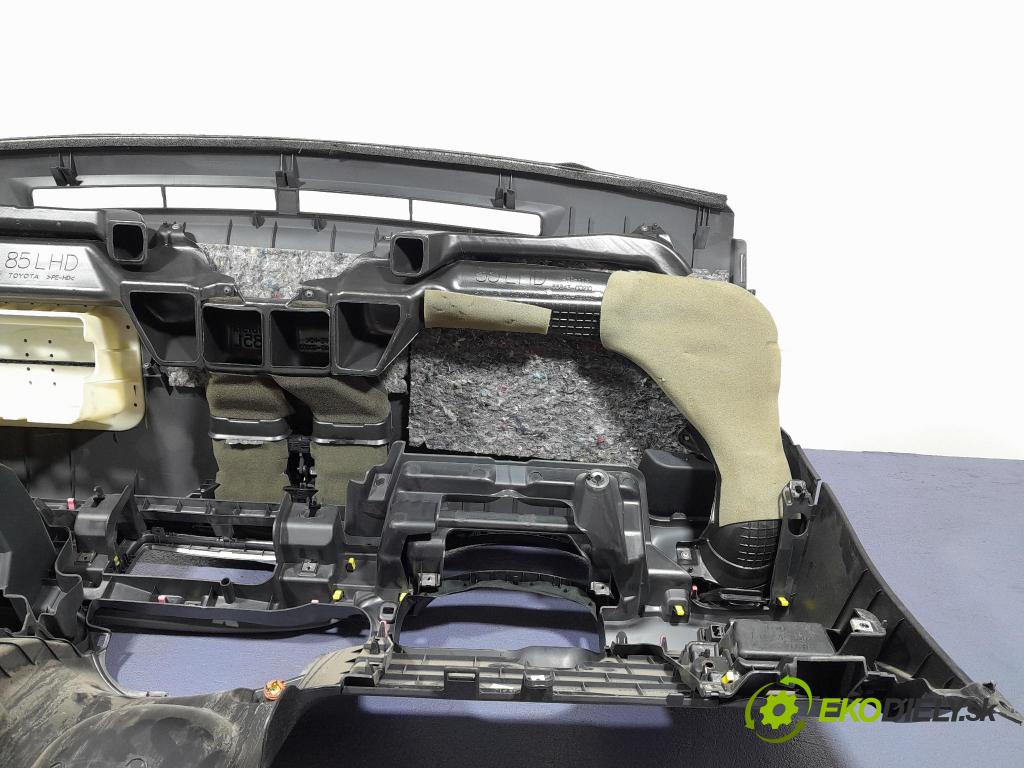 Toyota Yaris 2012 kokpit,pristrojová doska