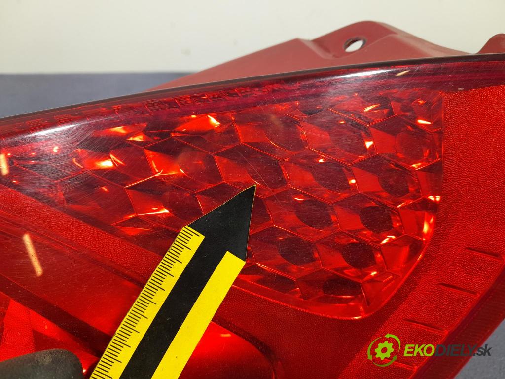 Ford Fiesta 2009 svetlo / reflektor zad Prava: Vonkajsia: 8A61-13404-A