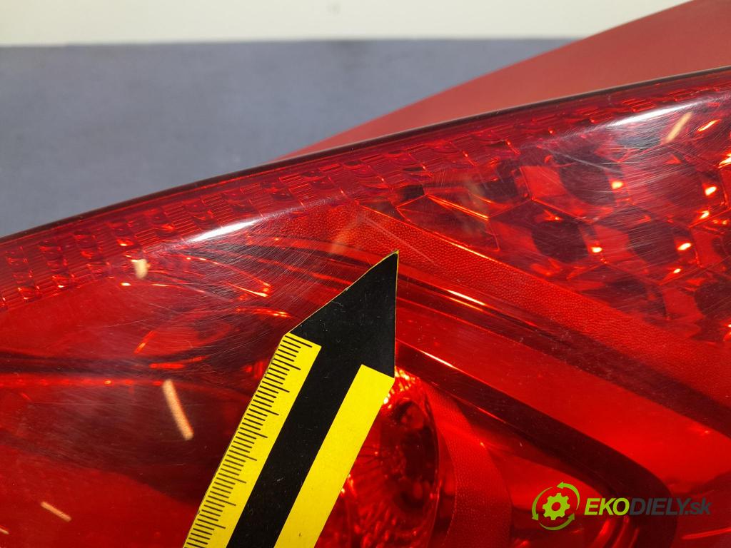 Ford Fiesta 2009 svetlo / reflektor zad Prava: Vonkajsia: 8A61-13404-A