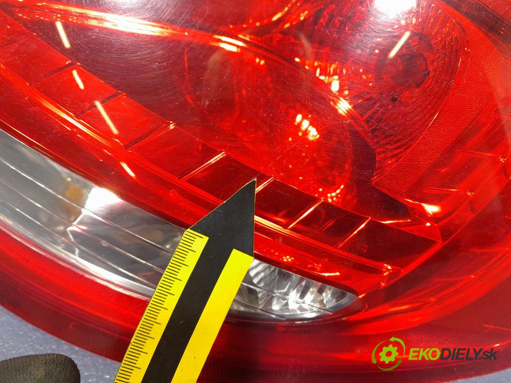 Ford Fiesta 2009 svetlo / reflektor zad Prava: Vonkajsia: 8A61-13404-A