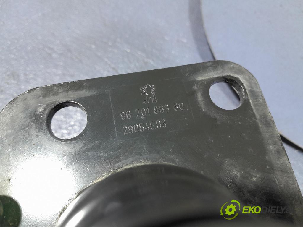 Peugeot 3008 2012 výstuha narazník Predné 9670186380