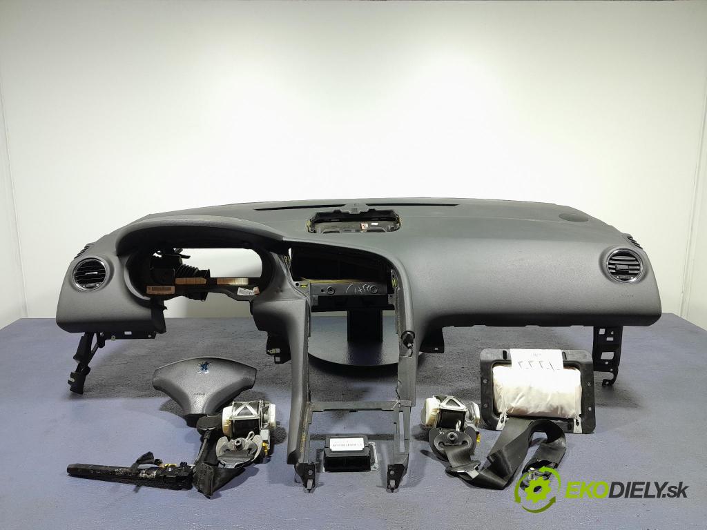 Peugeot 3008 2012 kokpit,pristrojová doska