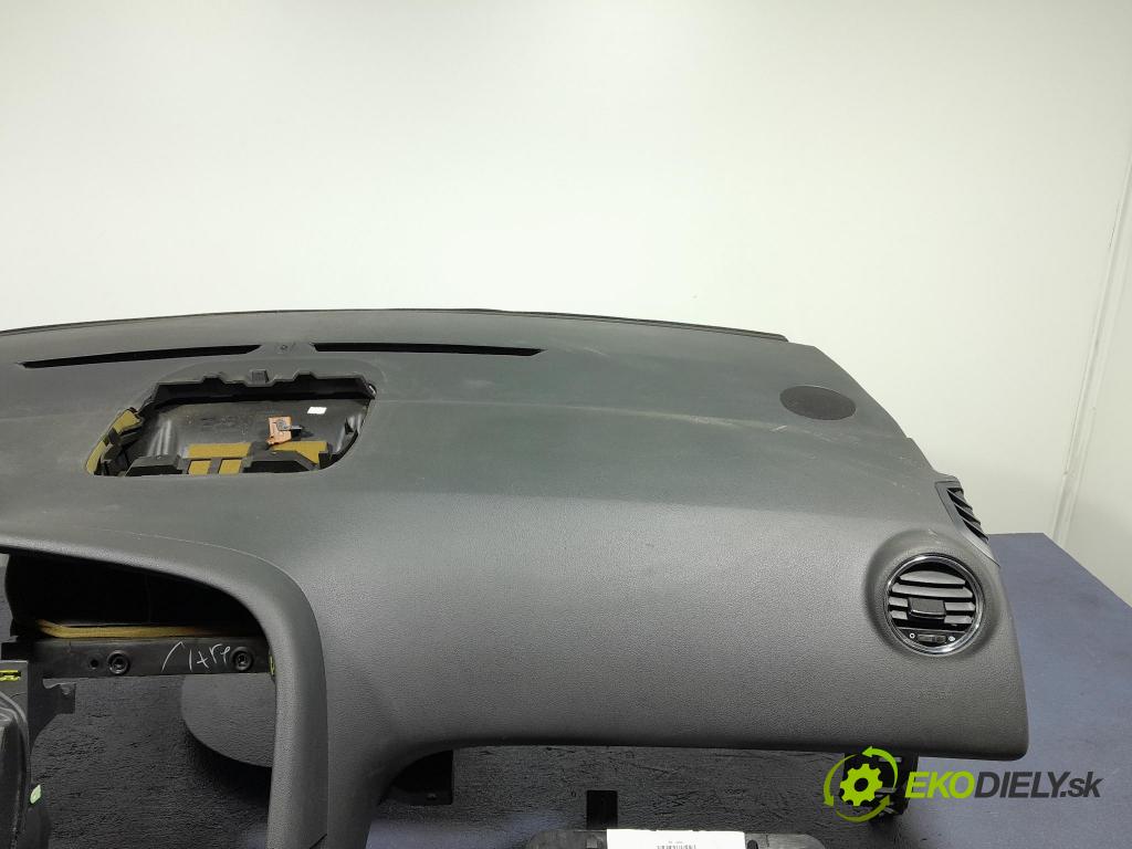 Peugeot 3008 2012 kokpit,pristrojová doska