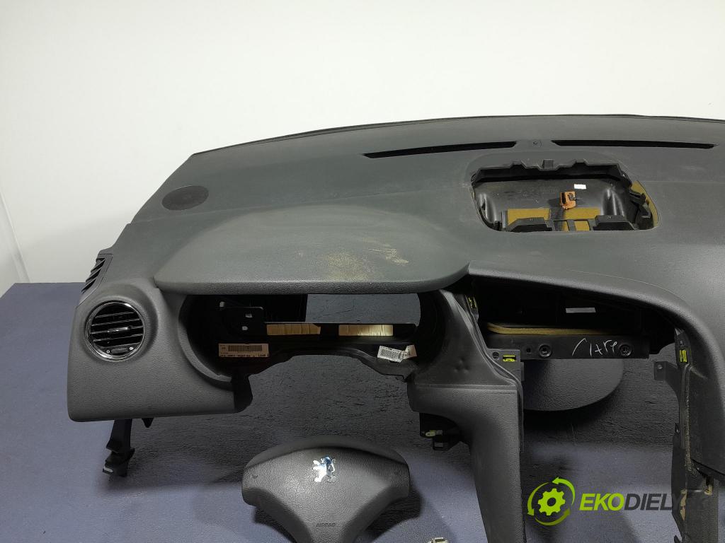 Peugeot 3008 2012 kokpit,pristrojová doska