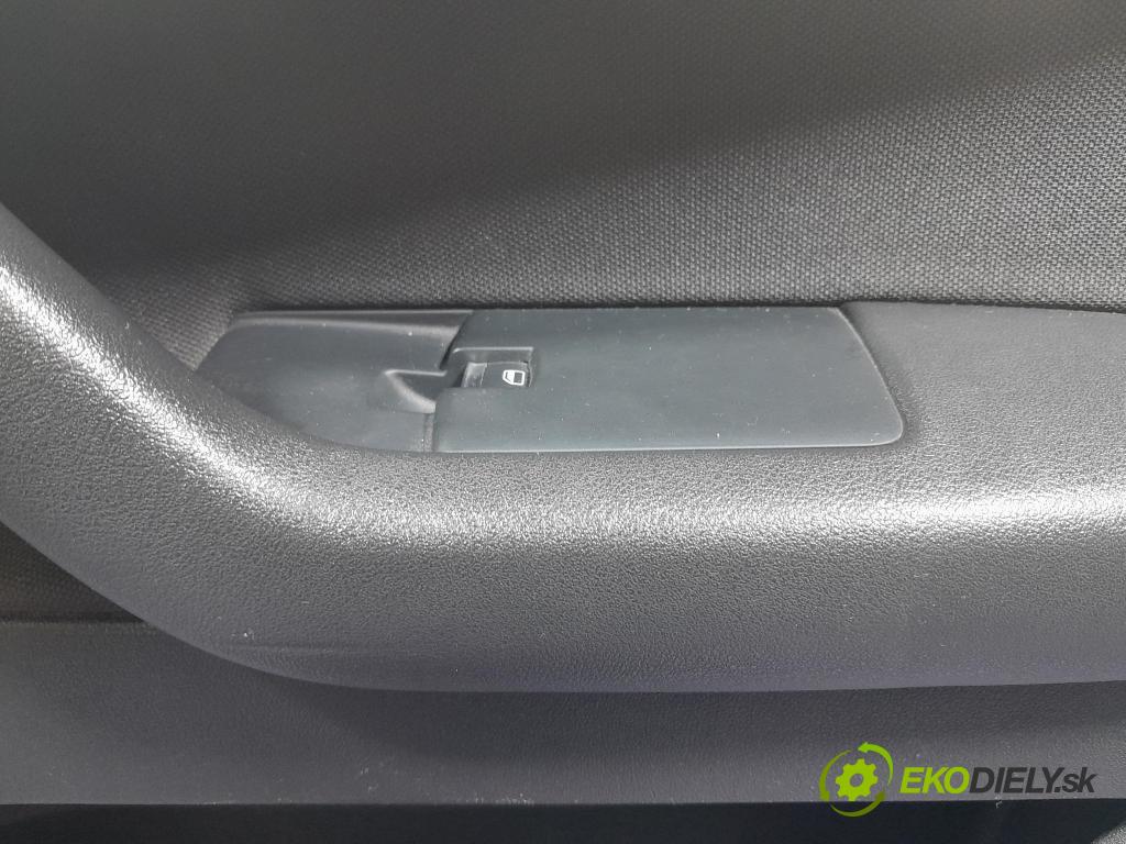 Audi A3 2010 Čalounictví: dvere Predné Prava: