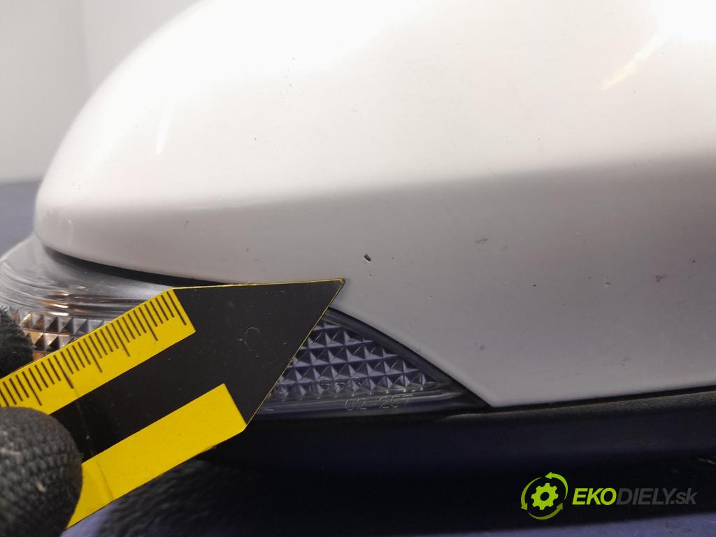 Toyota Auris 2015 zpětné zrcátko prave