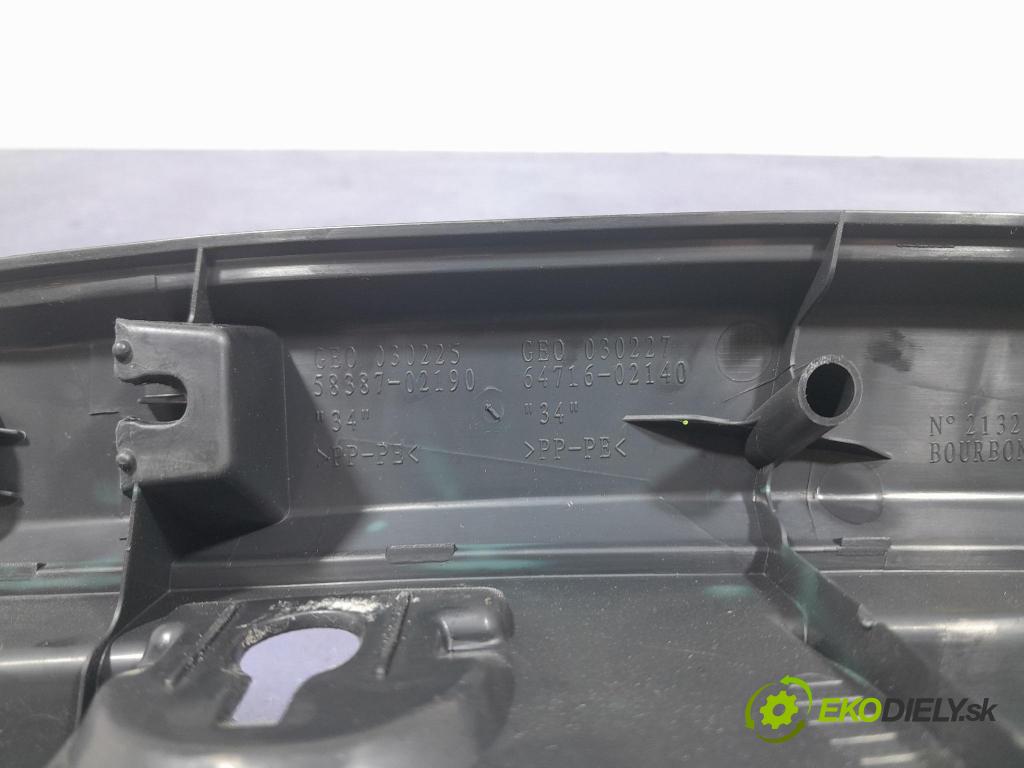 Toyota Auris 2015 lišta kufra: 58387-02190