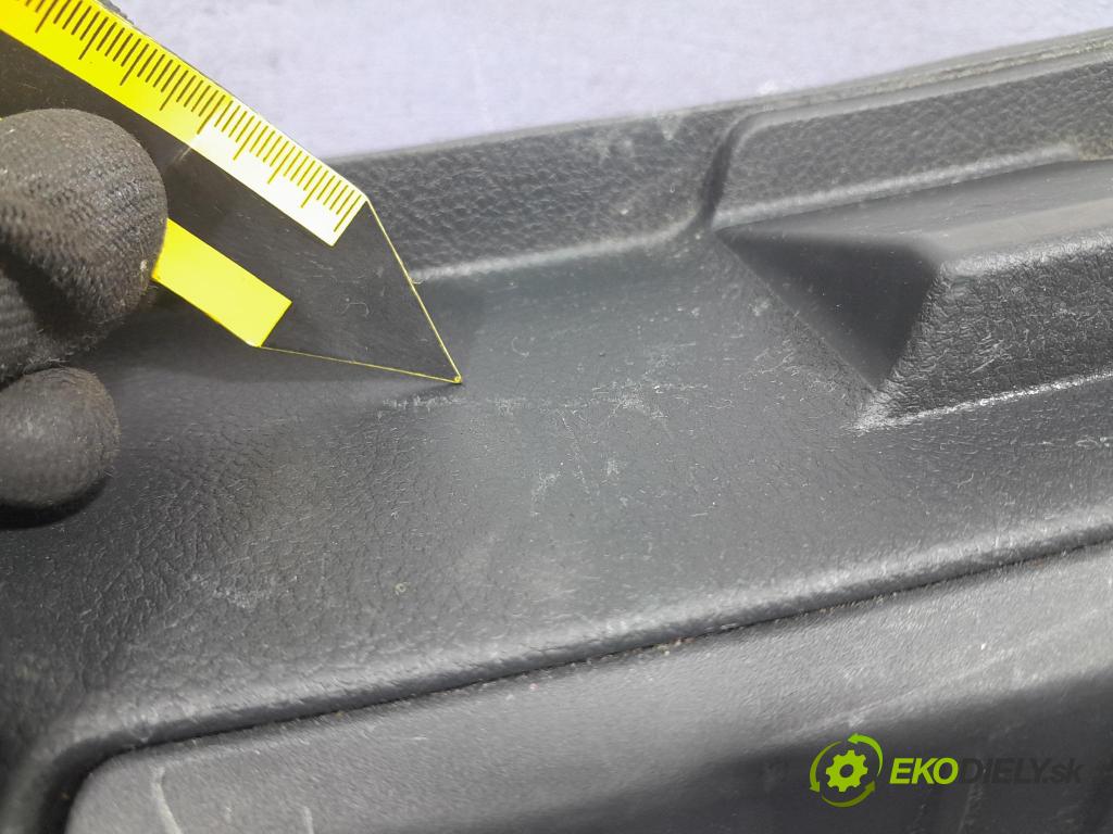 Toyota Auris 2015 lišta kufra: 58387-02190
