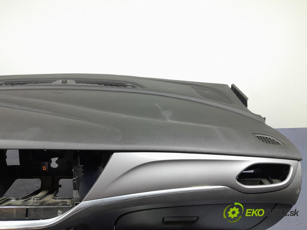 Opel Astra 2016 kokpit,pristrojová doska