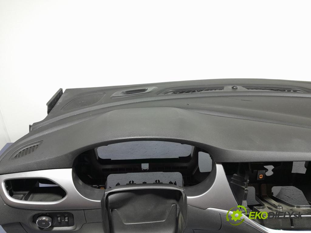 Opel Astra 2016 kokpit,pristrojová doska