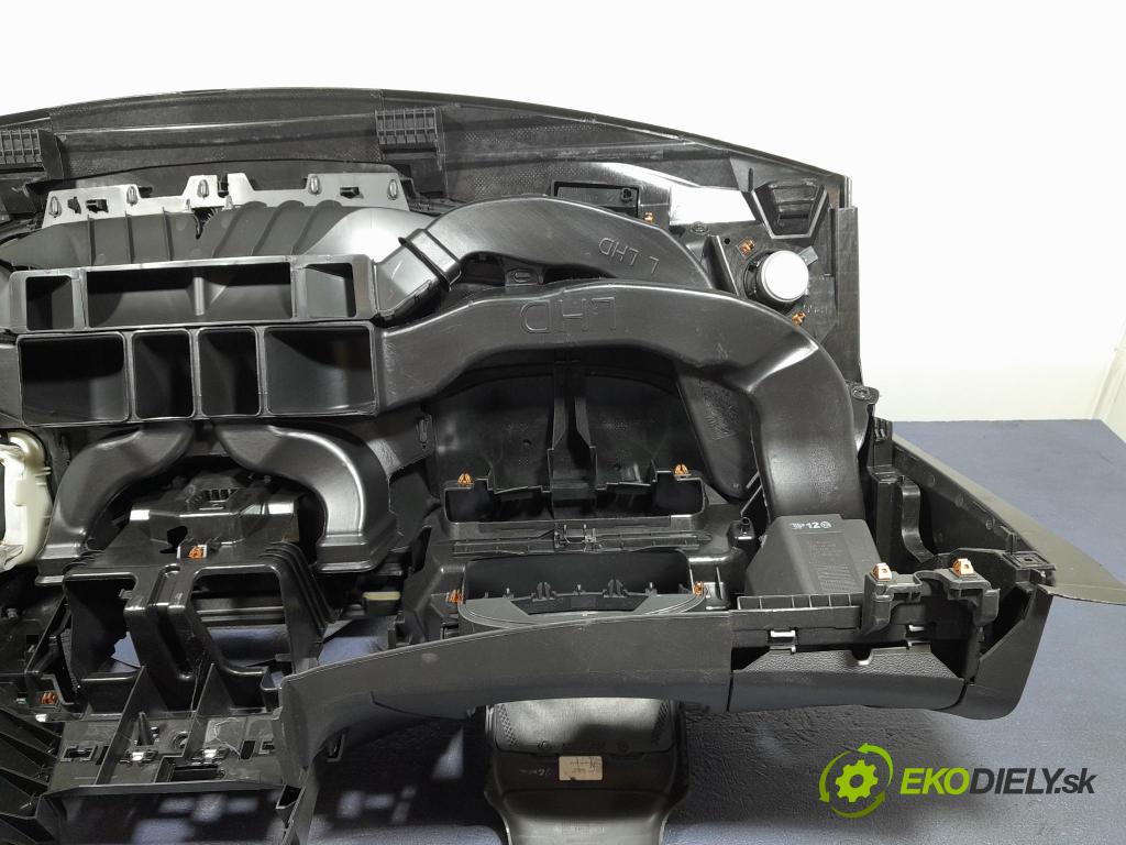 Opel Astra 2016 kokpit,pristrojová doska