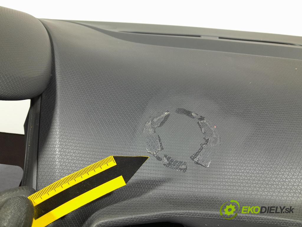 Renault Clio 2015 kokpit,přistrojova deska
